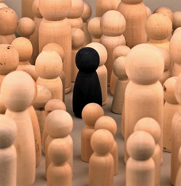 Eenzaamheid is meer dan alleen zijn. Het is een intens gemis aan echte verbinding – met anderen, en vaak ook met jezelf. Dit gevoel kan je fysiek, emotioneel en mentaal raken, zelfs als je mensen om je heen hebt.