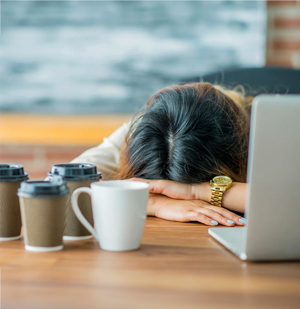 Oververmoeidheid ontstaat meestal niet van de ene op de andere dag. Vaak is het een teken dat je lichaam te lang spanning of stress heeft gedragen.