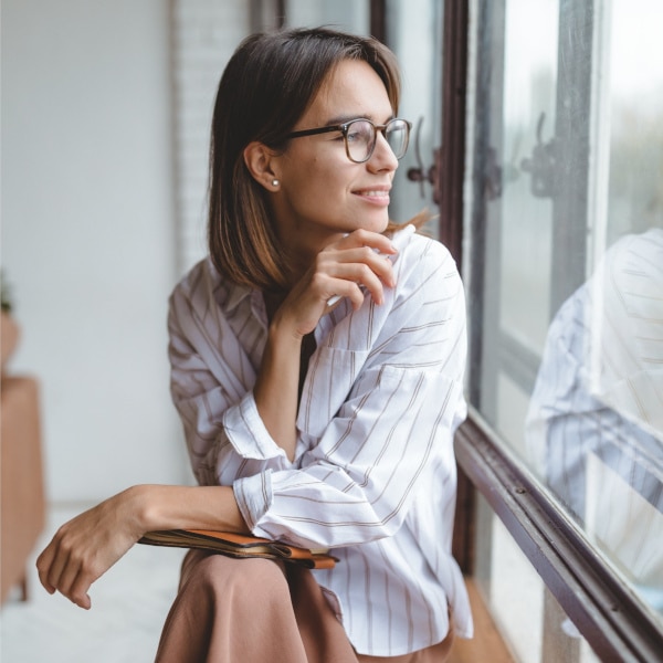 De vertaling van mindfulness is "opmerkzaamheid". Het betekent met volle aandacht aanwezig zijn in het hier en nu, zonder oordeel of ingrijpen.
