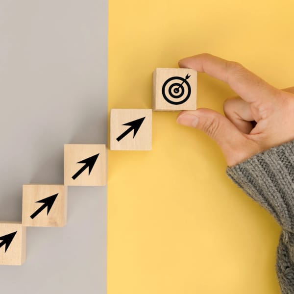 Acceptance and Commitment Therapy (ACT) helpt je om beter om te gaan met pijnlijke gedachten en gevoelens (acceptatie) en tegelijkertijd een leven op te bouwen dat aansluit bij jouw persoonlijke waarden (commitment).