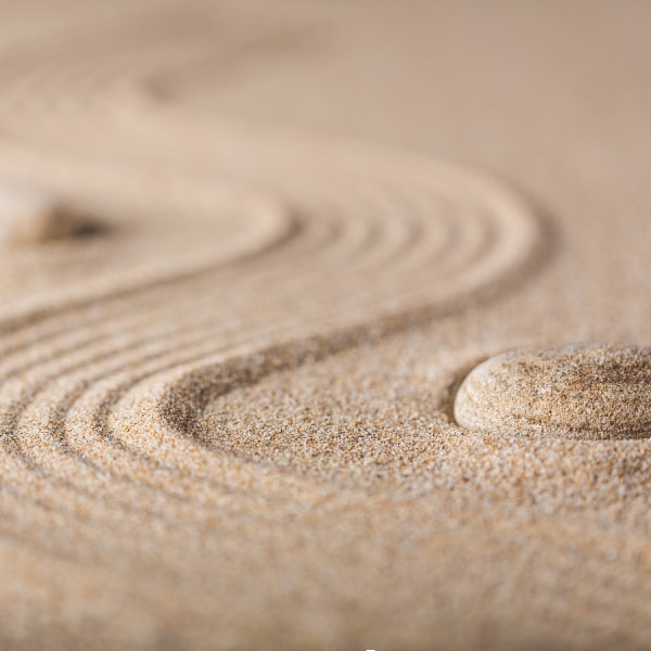 Holistische therapie richt zich op het herstellen van de balans tussen alle aspecten van je leven: fysiek, mentaal, emotioneel en energetisch. In plaats van alleen een specifieke klacht of symptoom aan te pakken, kijkt het naar de totale persoon en de onderliggende oorzaken van klachten.