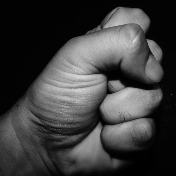 De Mind-body benadering richt zich niet op het lichaam als oorzaak, maar op onderdrukte emoties en onbewuste patronen. Je klacht is geen vijand, maar een waardevol signaal dat je iets belangrijks probeert te vertellen.