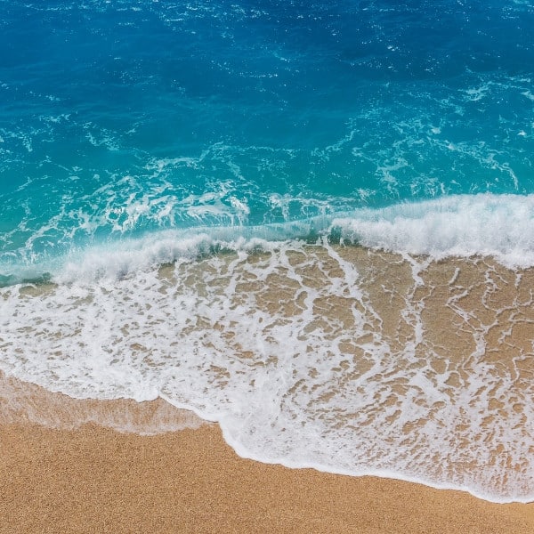 Mindfulness betekent dat je je volledig bewust bent van je huidige ervaring, in het hier en nu, zonder oordeel of afleiding. Het draait om het bewust waarnemen van je gedachten, emoties, lichamelijke sensaties en omgeving met een open en accepterende houding.