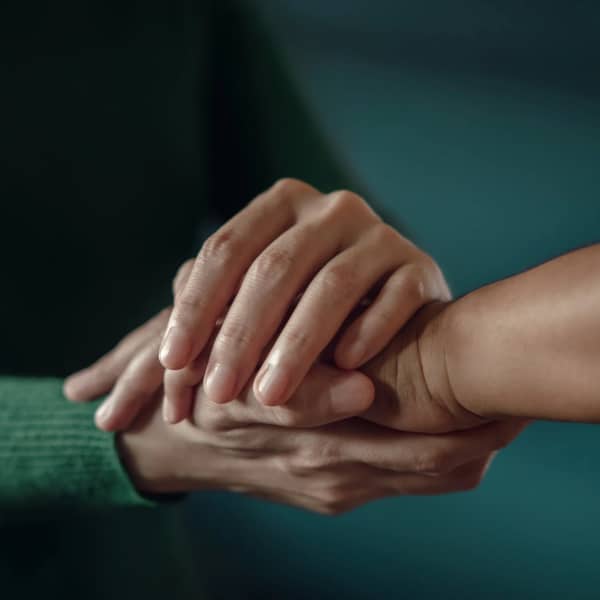 Op momenten van ontregeling is het waardevol om handvatten te hebben. Regulatie helpt je om weer in verbinding te komen met jezelf en speelt een cruciale rol in lichaamsgerichte therapie.