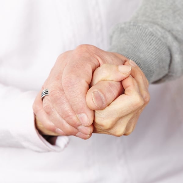 Wat levert het je op als je minder dissocieert? Als je weer in contact komt met je lichaam en je emoties, ontstaat er meer rust en helderheid van binnen. Je krijgt grip op je reacties, kunt beter keuzes maken en voelt je meer verbonden met jezelf en je omgeving. Je leert jezelf dragen – zonder te verdwijnen.