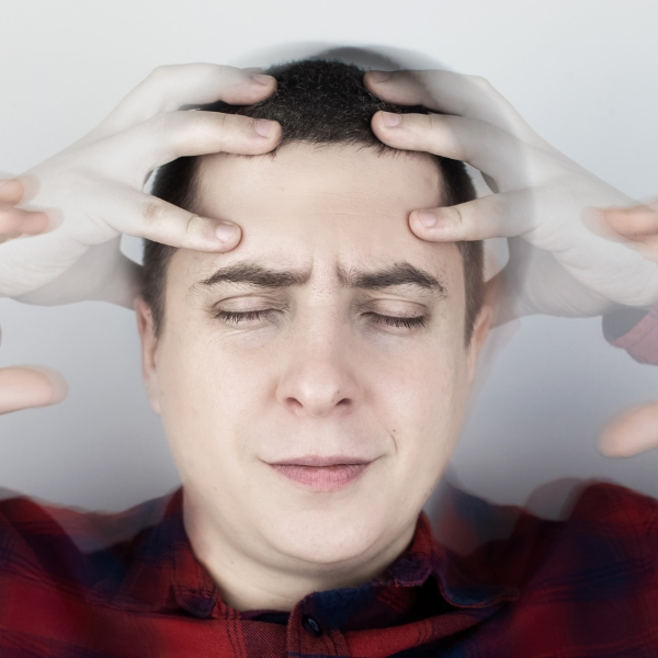 In plaats van ‘er is iets mis met mij’ kun je het ook zien als: ‘mijn lichaam probeert me te beschermen’. Duizeligheid kan dan een signaal zijn dat je systeem probeert te vertragen, af te remmen of je letterlijk even stil te zetten. Je kunt het zien als een uitnodiging om te luisteren, te vertragen en weer in contact te komen met jezelf.