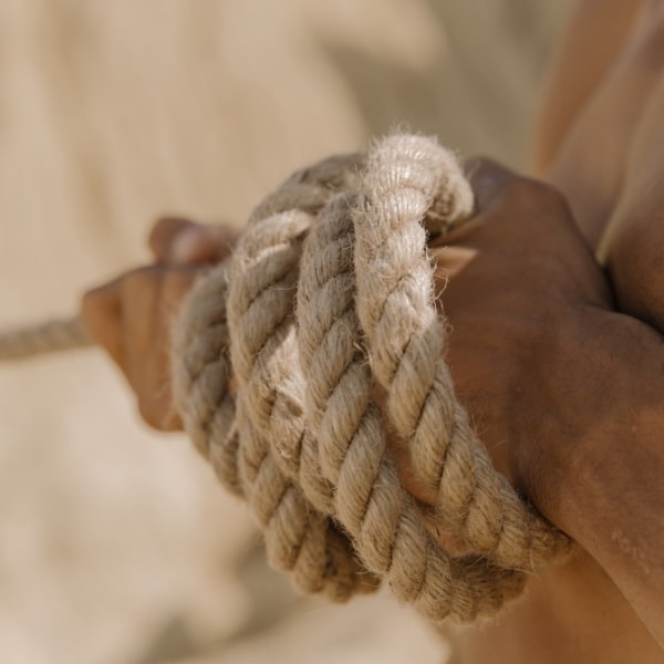 Waarom je precies migraine krijgt, is nog niet volledig duidelijk. Wel weten we dat migrainepatiënten gevoeliger zijn voor prikkels – iets wat deels erfelijk is, maar ook beïnvloed wordt door je belastbaarheid, hormonale veranderingen, vermoeidheid of stress.