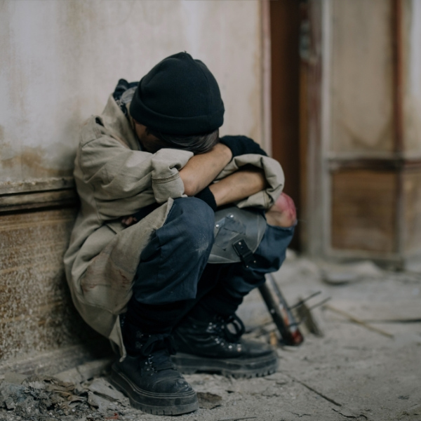 Eenzaamheid ontstaat uit een onvervuld verlangen naar verbinding, gezien worden en erkenning. Wanneer dat gemis zich vroeg in je leven voordoet, laat het diepe sporen na.