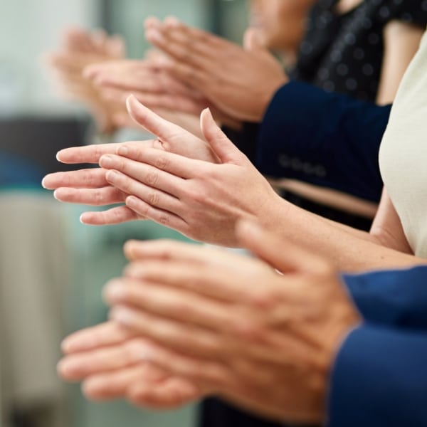 Wat is perfectionisme? Bij perfectionisme streef je naar een ideaalbeeld en ben je streng voor jezelf. Je stelt hoge eisen en zelfs als je goed presteert, voelt het niet genoeg. De lat ligt voortdurend hoog, wat zorgt voor druk en teleurstelling als iets anders loopt dan gepland.