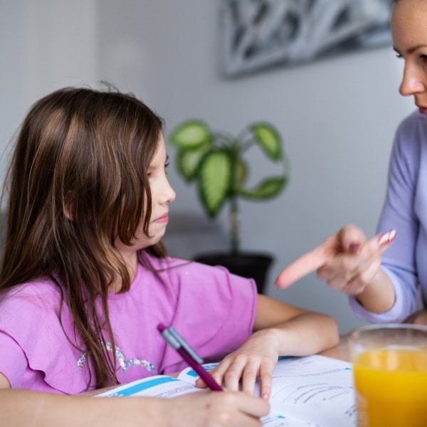 Waar komt mijn perfectionisme vandaan? Perfectionisme ontstaat vaak uit een verlangen naar goedkeuring, veiligheid en acceptatie. Als kind leer je dat je alleen waardevol bent als je voldoet aan bepaalde verwachtingen, vooral als je geen andere middelen hebt om liefde of erkenning te krijgen.