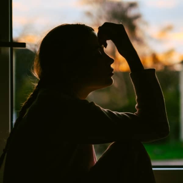 Emotionele uitputting ontstaat wanneer je langdurig boven je draagkracht leeft - met onvoldoende rust, steun of verwerking. Je systeem raakt overbelast, zowel mentaal als lichamelijk.