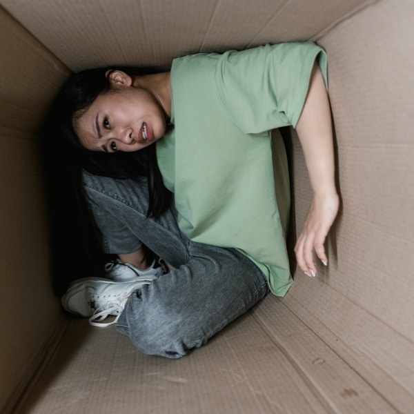 Paniek ontstaat wanneer het alarmsysteem in je hersenen onbedoeld wordt geactiveerd. Je lichaam maakt stresshormonen aan, zoals adrenaline, waardoor je hart sneller gaat kloppen, je adem versnelt en je systeem klaarstaat om te vechten of te vluchten terwijl er in werkelijkheid geen gevaar is.