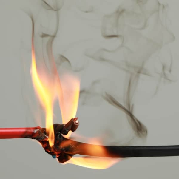 Paniek ontstaat wanneer je zenuwstelsel een signaal van levensgevaar afgeeft, zelfs als er in werkelijkheid geen directe dreiging is. Dit noemen we een paniekaanval: een plotselinge golf van intense angst die binnen enkele minuten een piek bereikt.