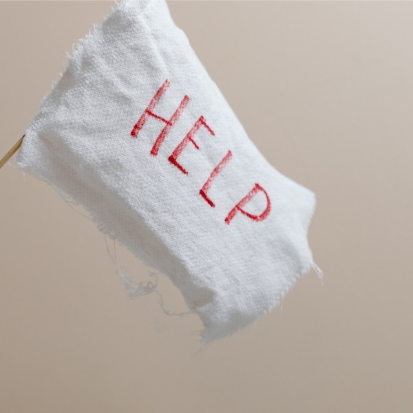 Paniek kan zich op veel manieren uiten. De eerste keer dat je een paniekaanval krijgt, kan het voelen alsof je doodgaat. Het is belangrijk om te weten dat er geen levensgevaar is en dat de aanval meestal na enkele minuten, tot maximaal een half uur, weer voorbij is.