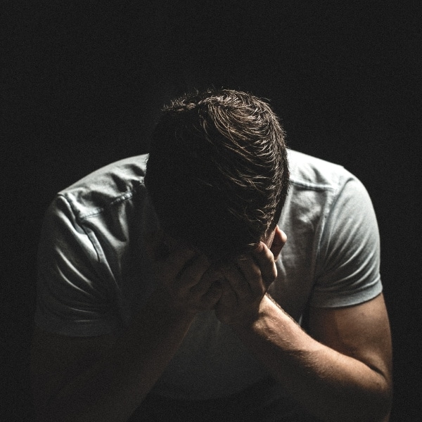 Schaamte ontstaat altijd in contact met anderen: het gevoel dat je wordt beoordeeld, afgewezen of niet voldoet.