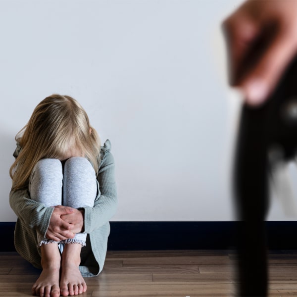 Toxische schaamte ontstaat vrijwel altijd in de kindertijd, wanneer je herhaaldelijk bent afgewezen, genegeerd, vernederd of verwaarloosd.