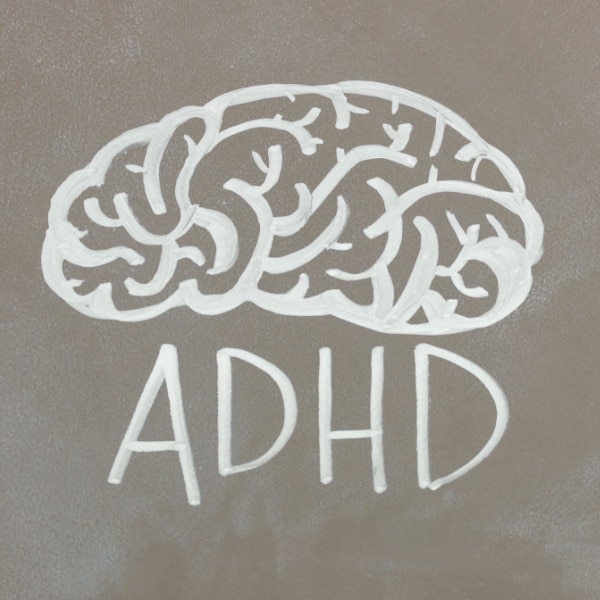 Wat is ADHD en ADD? AD(H)D – Attention Deficit (Hyperactivity) Disorder – betekent dat je brein indrukken diep en direct binnenlaat. Prikkels komen harder of sneller aan dan bij veel anderen, waardoor je soms wordt meegesleurd in gedachten, emoties of onrust.