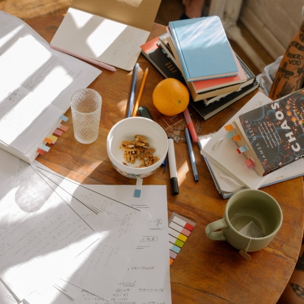 Wat zijn de kenmerken van ADHD - ADD? ADHD en ADD laten zich niet bij iedereen op dezelfde manier zien. Toch zijn er patronen die veel herkenning geven. Ze zeggen niets over wie je bént, maar wel iets over hoe jouw zenuwstelsel reageert op een wereld vol prikkels. Je kunt merken dat je aandacht, energie en emoties sterk kunnen schommelen, vaak sneller dan je zelf zouden willen.