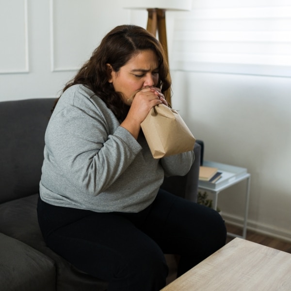Angst kan variëren van milde spanning, onrust en bezorgdheid tot hevige paniek of hyperventilatie en kan soms uitgroeien tot een angststoornis.