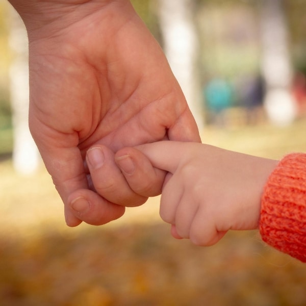 Angst heeft bij iedereen een andere oorzaak en kan door verschillende factoren worden getriggerd. Vaak is het een combinatie van erfelijkheid, persoonlijkheid en omgevingsfactoren.