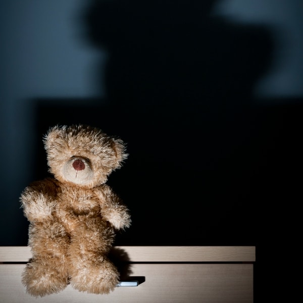 Wat is complexe PTSS? Bij complexe PTSS (C-PTSS) gaat het vaak om langdurige of herhaalde traumatische ervaringen. Denk aan opgroeien in een onveilige omgeving, emotionele verwaarlozing, mishandeling, relationeel trauma of partnergeweld. Het gevaar was niet eenmalig maar structureel aanwezig.