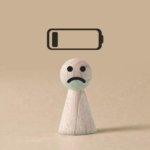 Een burn-out is een toestand van lichamelijke, mentale en emotionele uitputting die ontstaat na langdurige stress of overbelasting. Het verschil met ‘gewoon moe zijn’ is dat rust niet meer voldoende helpt. Je batterij lijkt niet meer op te laden. Je concentratie vermindert, emoties worden vlak of juist overweldigend en zelfs kleine taken kunnen te veel voelen.