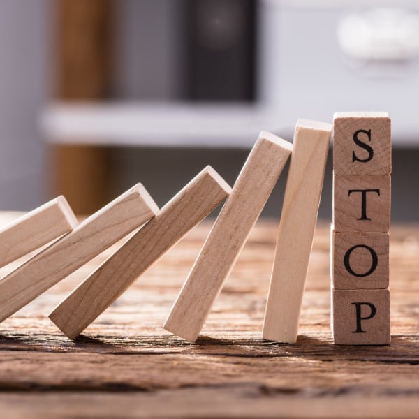 Een burn-out uit zich niet alleen in vermoeidheid. Het raakt je hele systeem. Lichaam geest en emoties kunnen allemaal ontregeld raken.