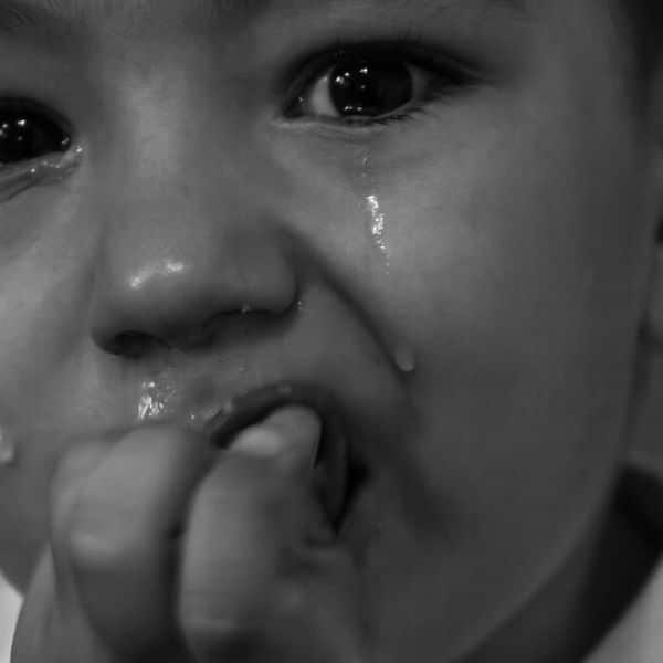 Ontwikkelingstrauma, als je al jong moest leren aanpassen Wanneer ontwikkelingstrauma al in de kindertijd ontstaat, spreken we ook wel van complex trauma of vroegkinderlijk trauma. Het gaat meestal over de leeftijd tussen 0 en 10 jaar, een fase waarin je als kind volledig afhankelijk bent van je omgeving en volop in emotionele, lichamelijke en neurologische ontwikkeling.