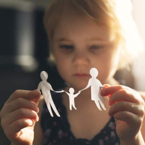 Wat is ontwikkelingstrauma? Trauma dat ontstaat in relatie Ontwikkelingstrauma ontstaat niet door één ingrijpende gebeurtenis, maar door een langere periode waarin een kind zich onvoldoende veilig, gezien of gesteund voelt. Vaak gaat het niet om wat er gebeurde, maar om wat er ontbrak: emotionele nabijheid, erkenning, bescherming of ruimte om jezelf te zijn.