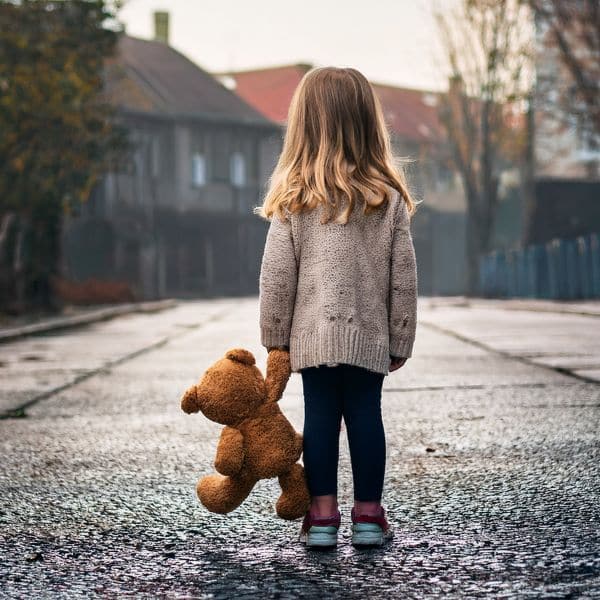 Wat is de oorzaak van ontwikkelingstrauma? Wanneer je te weinig werd opgevangen Ontwikkelingstrauma ontstaat wanneer een kind zich langdurig moet aanpassen aan de omgeving in plaats van andersom. Of wanneer het langdurig onvoldoende wordt ondersteund in het reguleren van emoties en spanning.