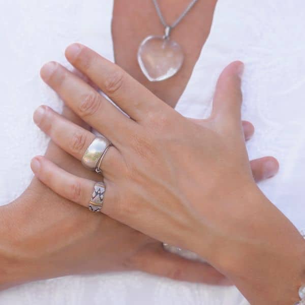 Een lichaamsgerichte en traumasensitieve benadering ziet verslaving als een overlevingsstrategie. Iets in jou heeft ooit geleerd: dit helpt mij om het vol te houden. Niet omdat het per se gezond is, maar omdat er op dat moment geen beter alternatief beschikbaar was.