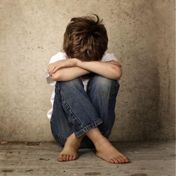 Hechtingsproblematiek ontstaat wanneer ervaringen van veiligheid, afstemming of emotionele beschikbaarheid in je vroege leven invloed blijven houden op hoe je nu verbinding ervaart. Als kind ben je afhankelijk van zorg en nabijheid. Je zenuwstelsel leert in die periode middels co-regulatie wat veilig is en wat spanning oproept.