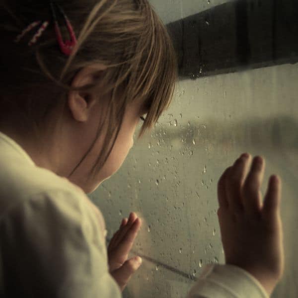 Hechtingsproblematiek uit zich vaak niet als een duidelijke klacht maar als terugkerende patronen in contact met anderen. Je merkt het aan hoe je reageert op nabijheid, afstand of conflicten. Misschien verlang je sterk naar verbinding maar voel je spanning zodra iemand echt dichtbij komt. Of je raakt juist snel onrustig wanneer iemand minder beschikbaar lijkt.