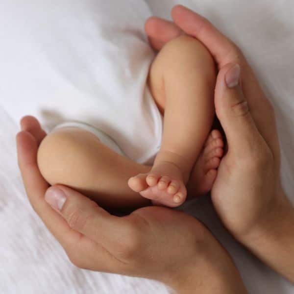 Hechting is geen puur psychologisch proces. Het is diep verbonden met je zenuwstelsel. Via co-regulatie leert je systeem of nabijheid veilig is of juist spanning oproept. 